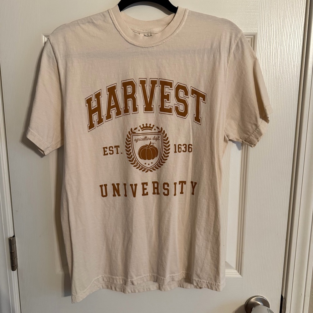 NWOT Comfort Colors Cream Harvest University T-Shirt